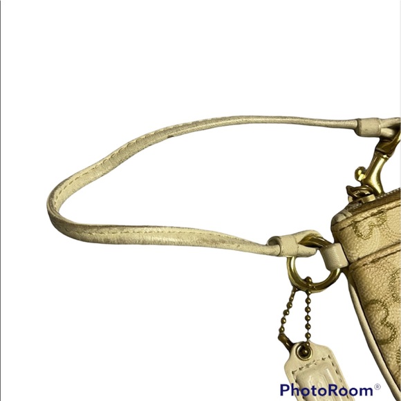 💛 COACH Waverly Hearts Wristlet - Picture 4 of 4